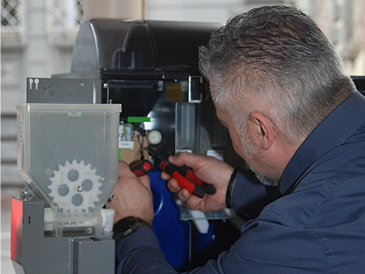 Bild wie eine Kaffeemaschine repariert wird
