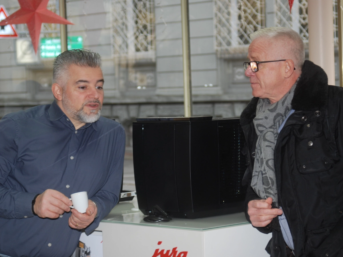 Bild von Inhaber Herr Loisi mit einem Kunde